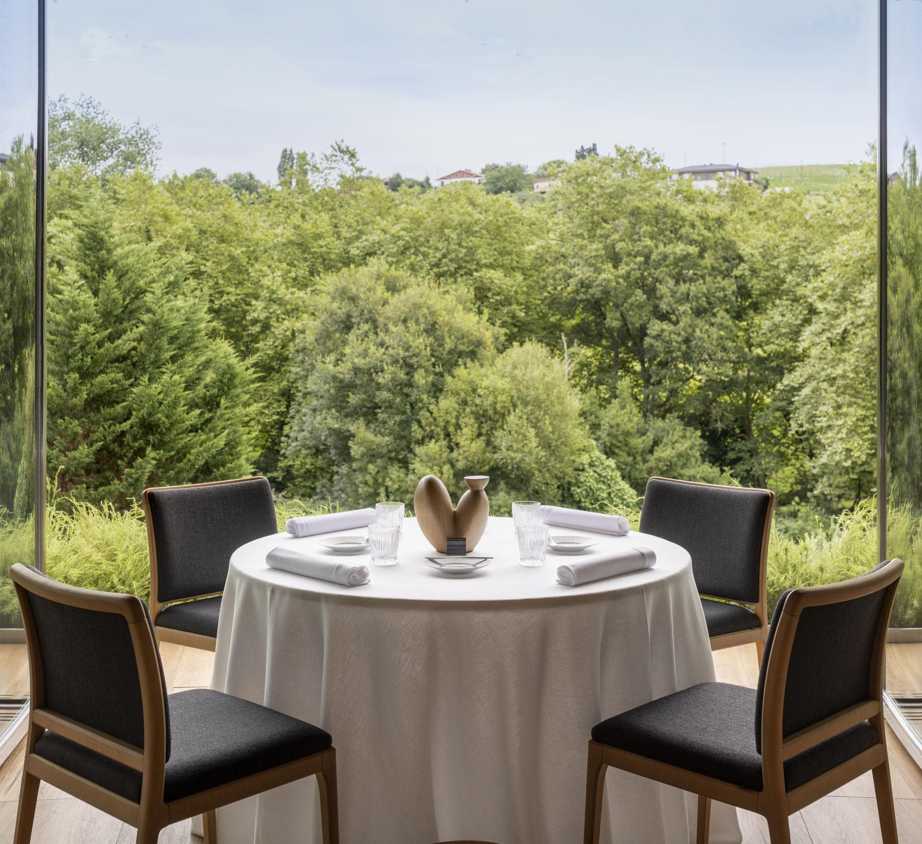 Mesa con ventanal al jardín — Restaurante Martín Berasategui